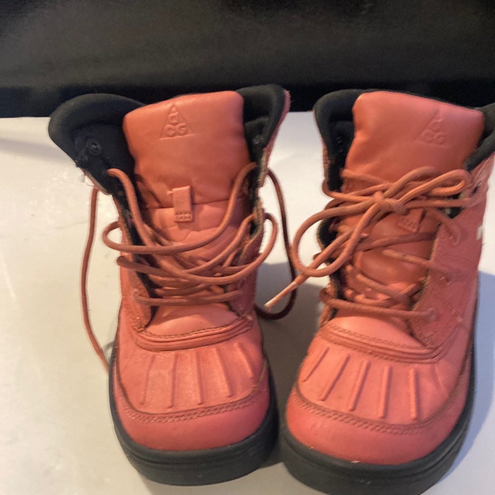 Nike ACG wood side Boots  in kids size 2